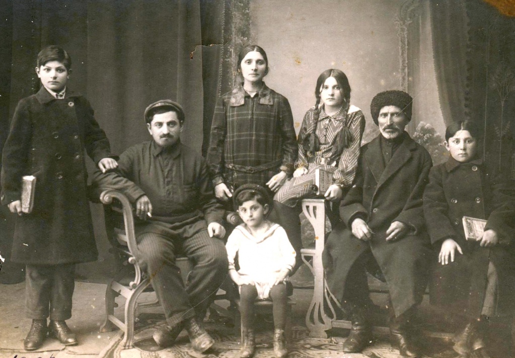 Семья Илариона Гобеджишвили (Гогеенти, второй слева), г. Кисловодск. 1926 г..jpg