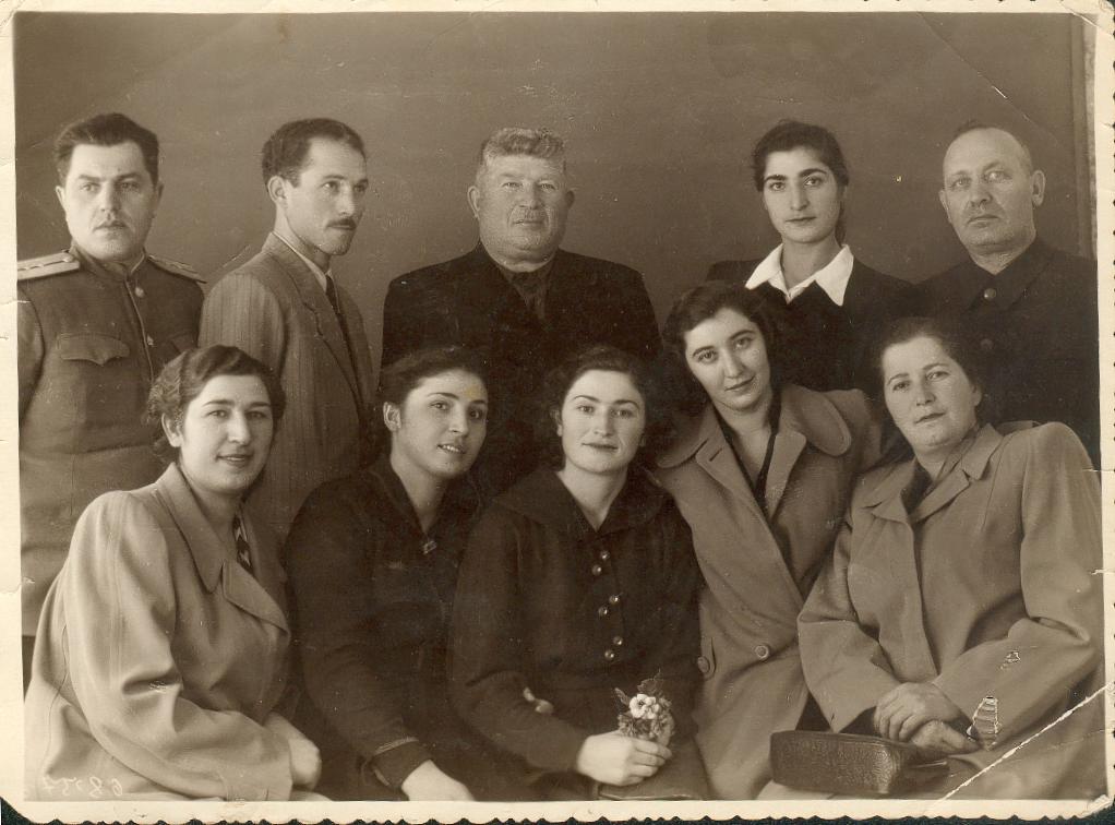 Исмаил Гогричиани (в центре) с родственниками.jpg