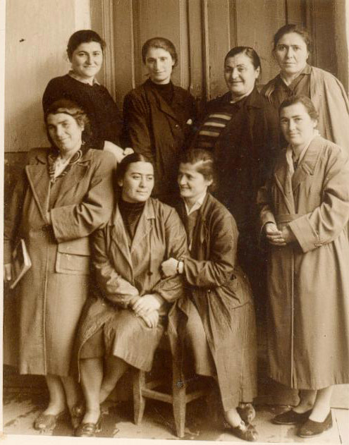 Педагоги (1960-е  годы). в первом ряду слева Маро Брегвадзе, Маквала Султанишвили, Варскен Алибегова, Этер Гогричиани; во втором ряду Назо Брегвадзе, арета Лобджанидзе, Надиа Гобеджишвили.JPG