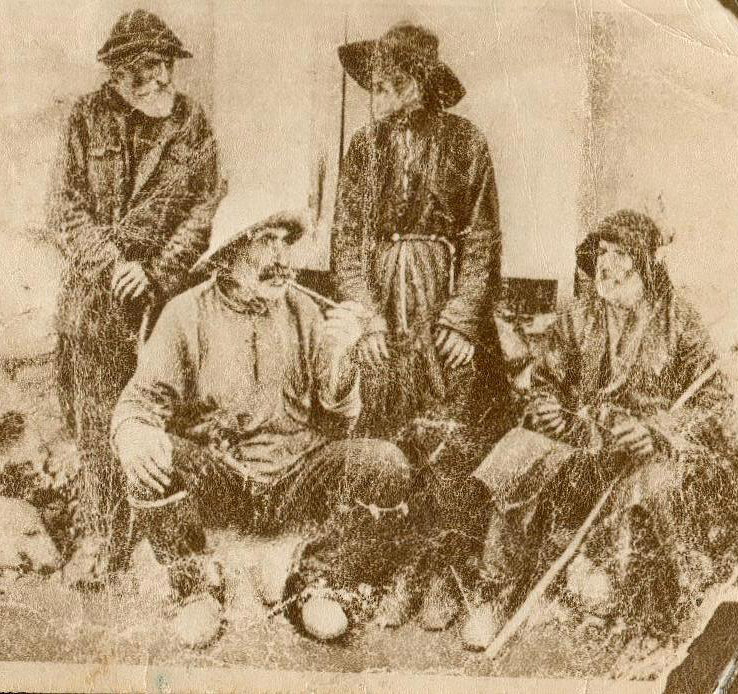Слева Микела Гавашели (Бзикеенти), Маркоз Гобеджишвили, Павле Лобджанидзе (твалоенти), Нико Гавашели (Нацилианти). 1928.jpg
