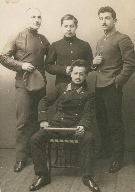Малакиа Гобеджишвили (сидит). Санкт-Петербург.1915 .jpg