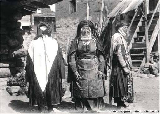 Жительницы  Геби в традиционных нарядах.jpg